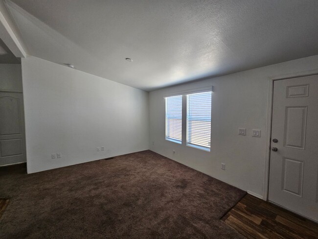 Building Photo - Very cute 3 bed/2 bath manufactured home w...