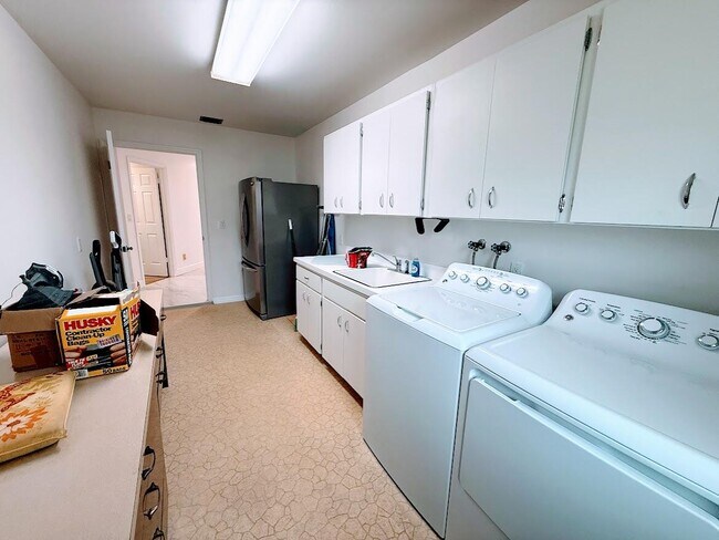 Building Photo - 465 SE Naranja Ave