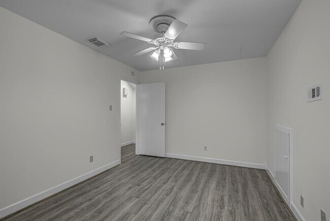 Building Photo - 13975 Hollowgreen Dr