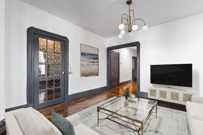 Building Photo - 10 Carlton St