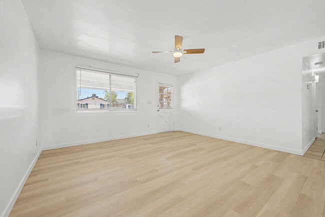 Building Photo - 921 E Campus Dr