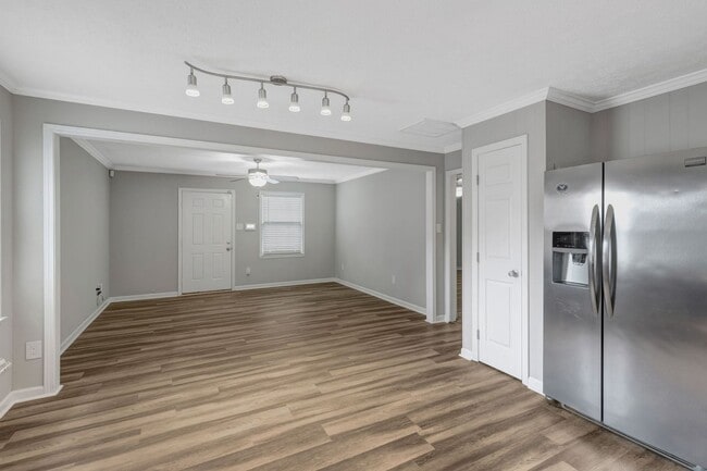 Building Photo - AVAILABLE NOW. 2 Bed 1 Bath Duplex. Locate...