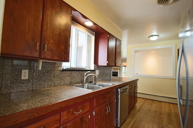 Building Photo - 2565 Willow Ln
