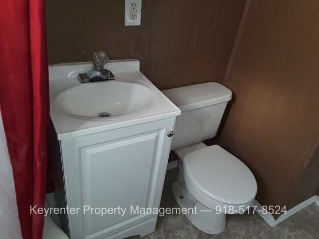 Building Photo - Spacious 4 Bedroom House