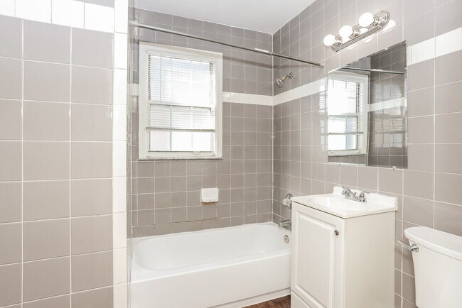 Building Photo - 1130 Saratoga Blvd