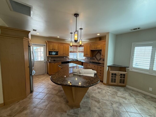 Building Photo - Charming 2-Bedroom Front House in Prime Lakewood Location