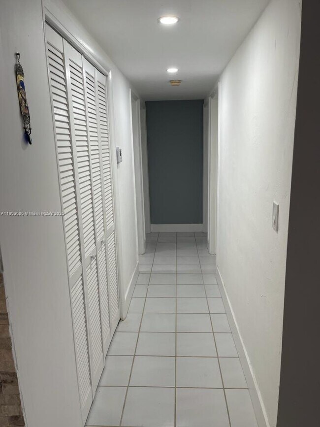 Building Photo - 9352 SW 77th Ave
