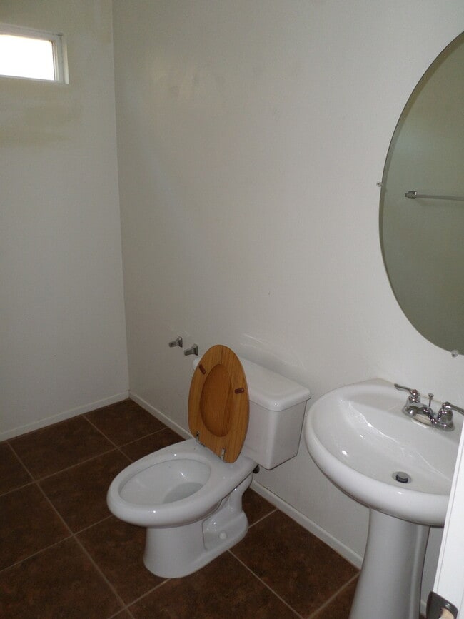 Building Photo - Monument Ranch - BIG home with LOTS to off...