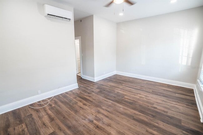 Building Photo - 1700 Park St N