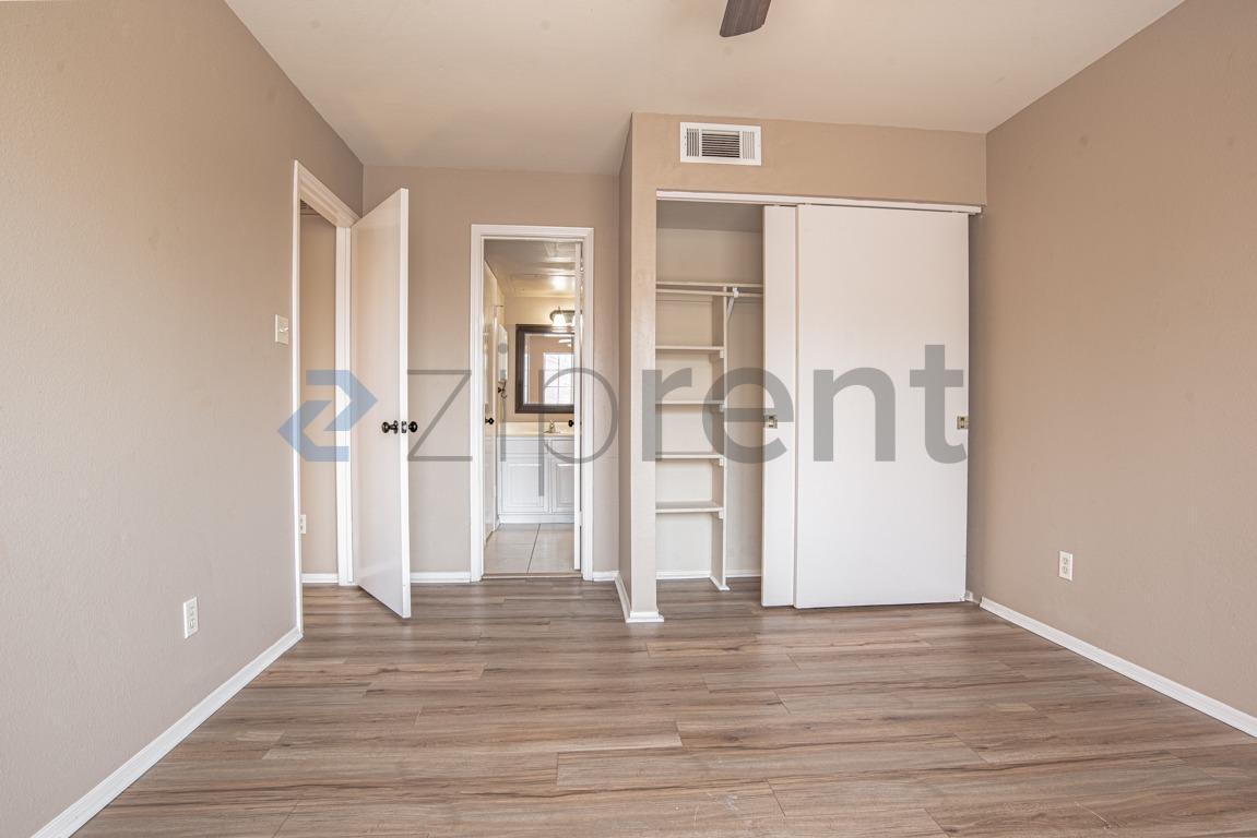 Building Photo - Unit A