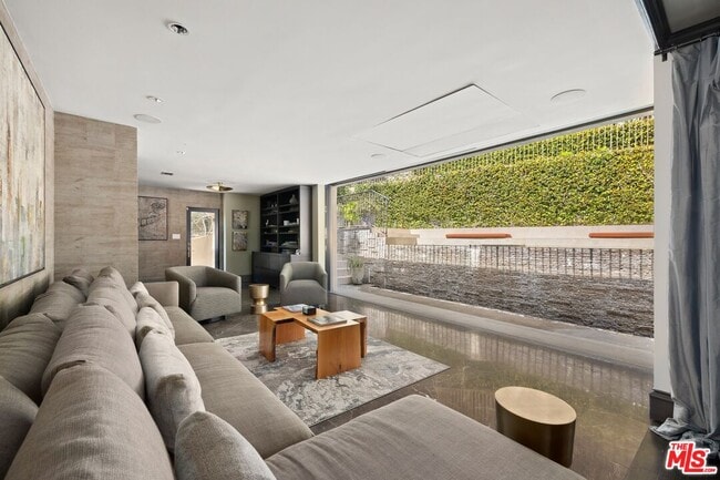 Building Photo - 3300 N Knoll Dr