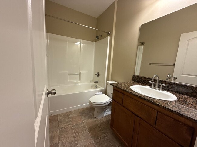 Building Photo - Beautiful 3 Bedroom  2.0 Bathroom Home in ...