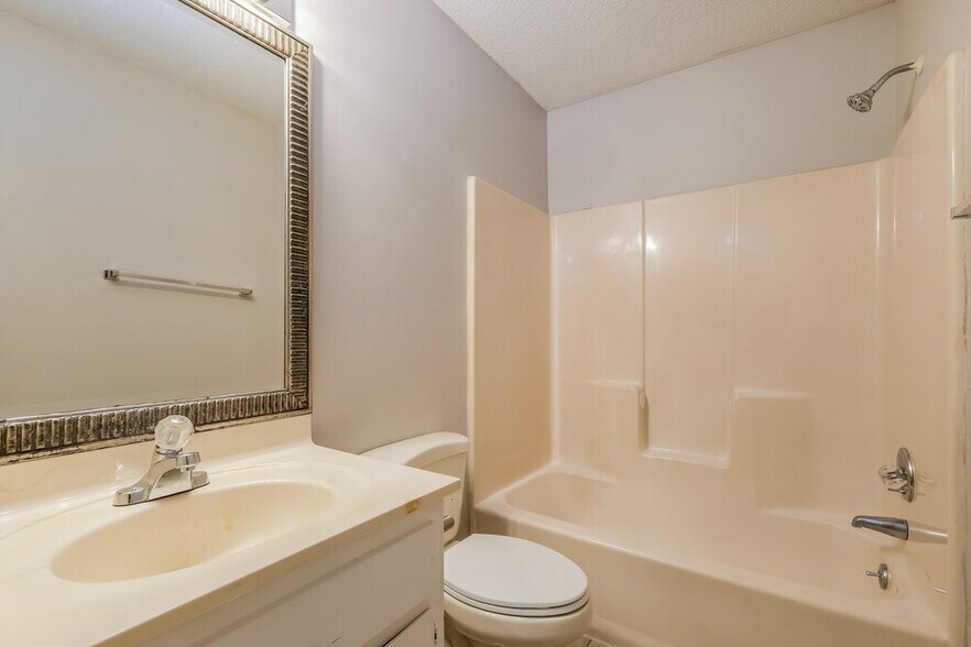 Building Photo - 2915 Winchester Dr