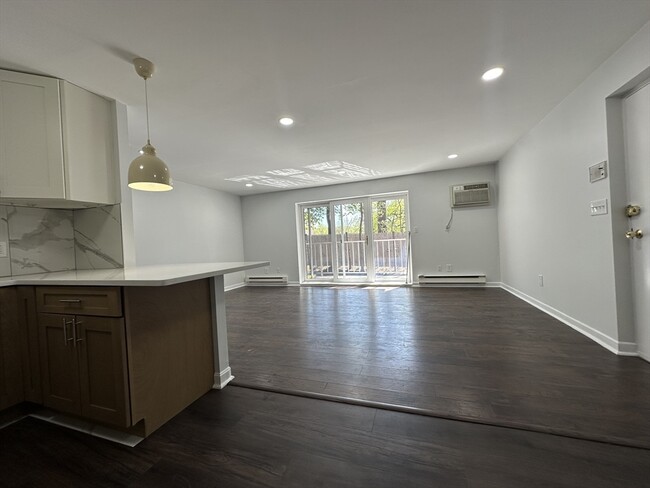 Building Photo - 31 Hamlin Ln