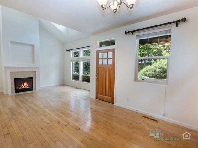 Building Photo - Beautiful 3 Bed/3 Bath Home!