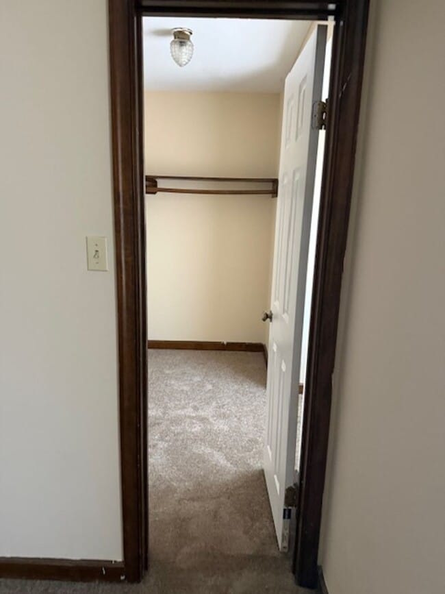 Building Photo - Three Bedroom 1.5 Bath Townhouse in Wester...