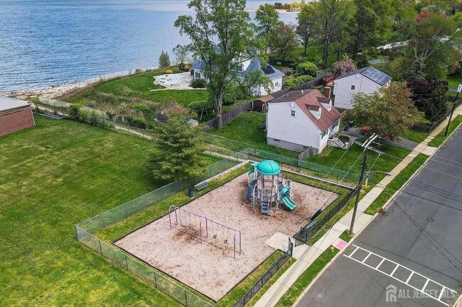 Building Photo - 106 Boulevard W