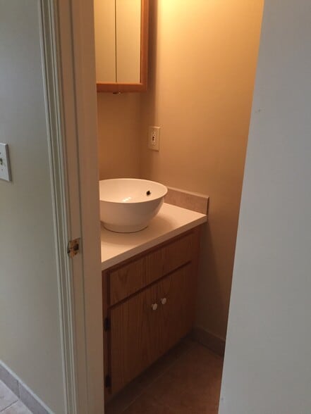 1st floor 1.2 bath - 1417 Quinnipiac Ave