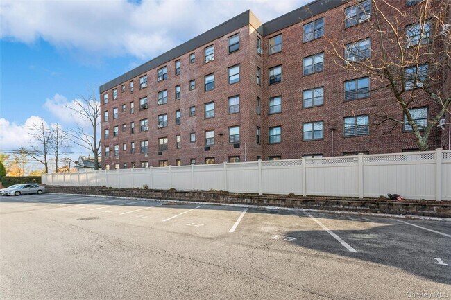 Building Photo - 183 Drake Ave