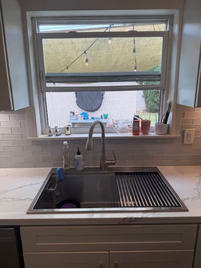 Building Photo - SPACIOUS 3 BEDROOM / 1.5 BATH HOME IN LOS ...
