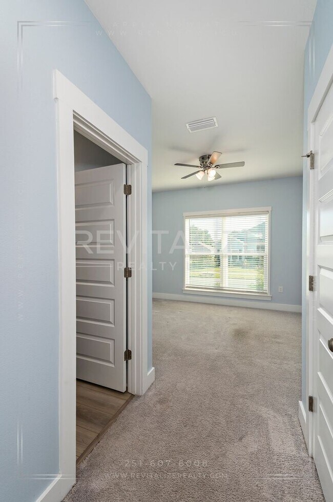 Building Photo - Charming Gold Fortified Home in Live Oak E...