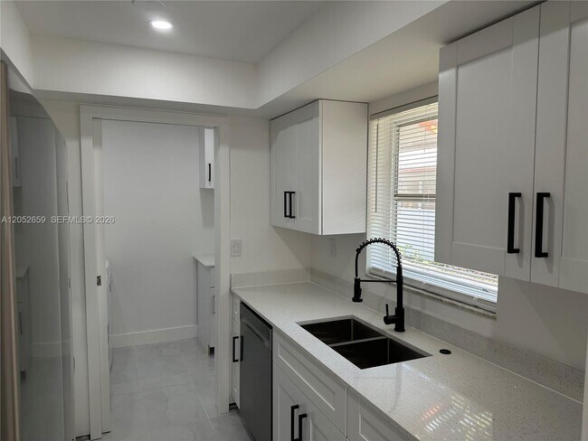 Building Photo - 890 SW 28th St