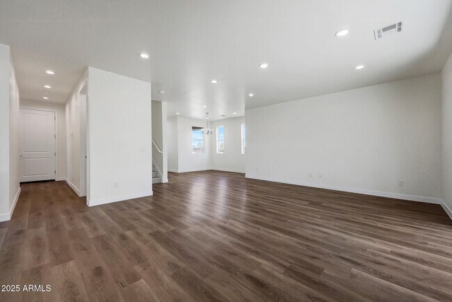 Building Photo - 921 E Desert Ln