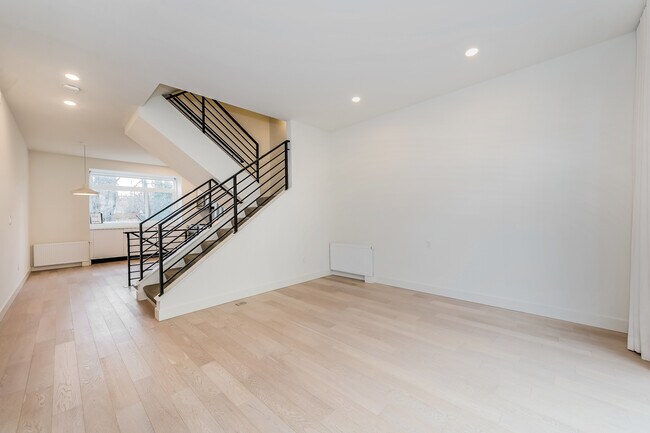 Building Photo - 121A 15th Ave