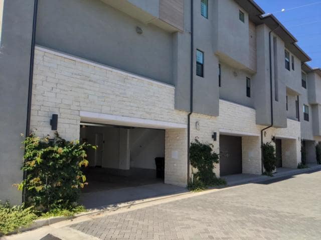 Building Photo - 2950 Via Alta Pl