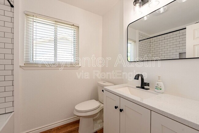 Building Photo - 902 Speer Ln
