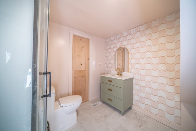 Building Photo - 714 Villa St