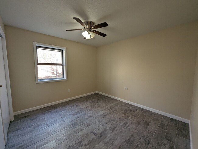Building Photo - 2/1 Remodeled Condo style Apartment Close ...