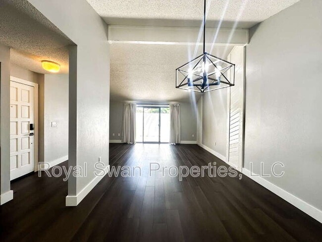 Building Photo - 4228 Oak Loop