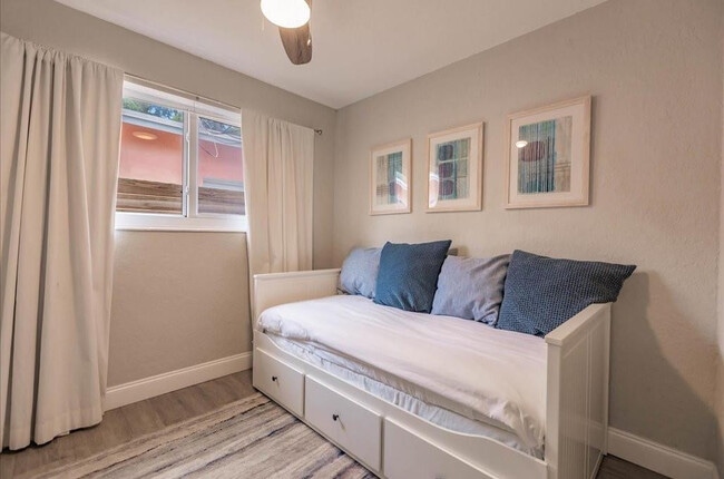 Building Photo - 422 Phippen Waiters Rd