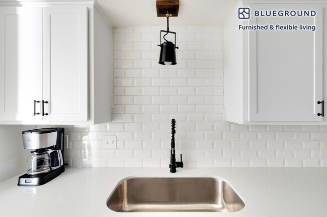 Building Photo - 201 E 4th St