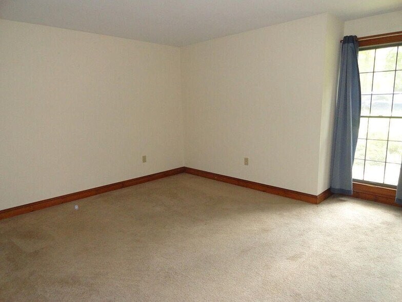 Building Photo - Room in House on Grove Ave