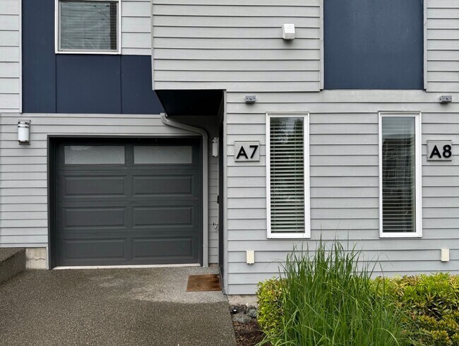 Building Photo - Modern Lynnwood 2BD/2.5BTH Townhome for Lease! Small Pet Friendly!