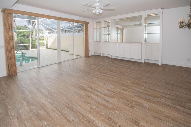 Building Photo - 327 Salinas Dr