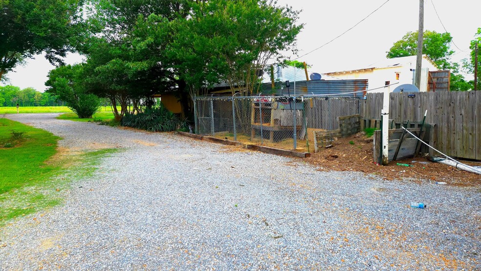 dog / chicken coop - 868 steiner rd