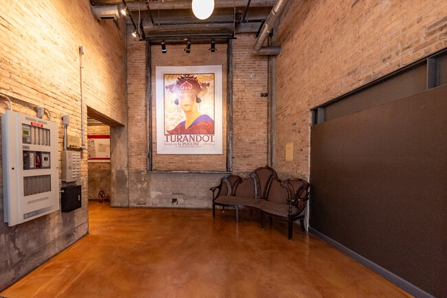 Building Photo - 2545 S Dearborn St