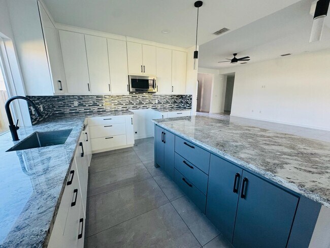 Building Photo - 420 Placido Dr