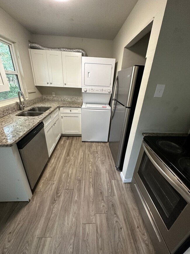 Building Photo - 3/1 on corner lot! Available now!