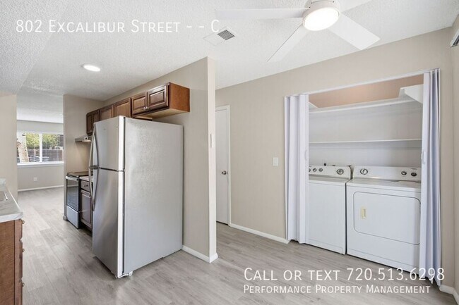 Building Photo - 802 Excalibur St