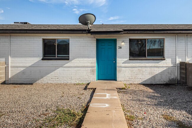 Building Photo - Two Bedroom with Washer/dryer! - 4 Weeks of Free Rent!