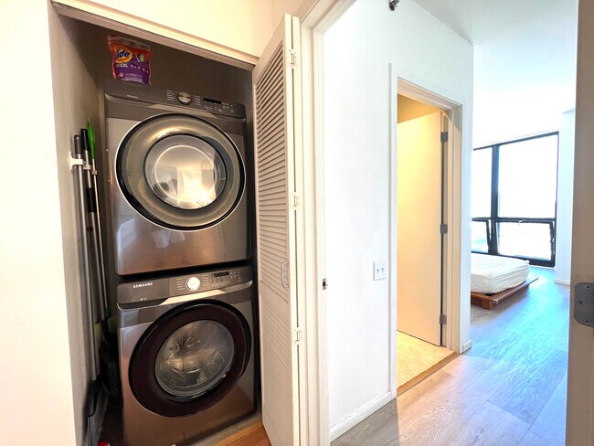 Building Photo - 210 S Desplaines St