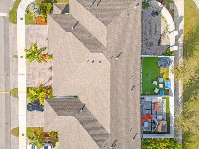 Building Photo - 809 SE 16th Ct