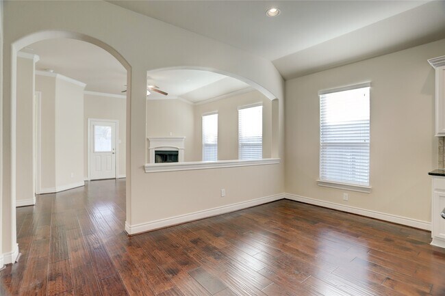 Building Photo - 606 Sabinal St
