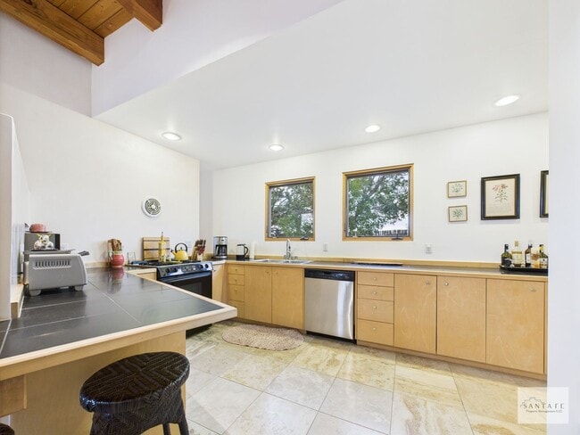 Building Photo - Stylish Home in Eldorado | Furnished or Un...