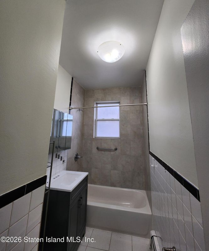 Building Photo - 164 Cromwell Ave