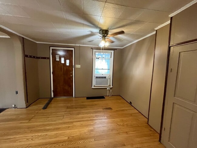 Building Photo - Spacious 4-5 Bedroom, 1.5 Bathroom 2-Story...